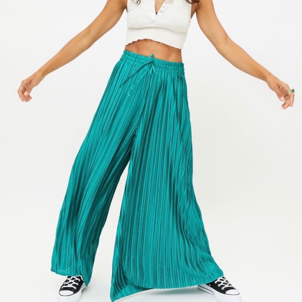UO Luna Plisse Wide Leg Pants